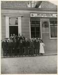 1982-302 Opening wijkgebouw Vereniging het Groene Kruis te Hillegersberg. Groep mensen (bestuur) voor het voormalige ...
