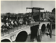 1982-304 Een historische optocht trekt tijdens de viering van het duizendjarig bestaan van Overschie over een brug ...