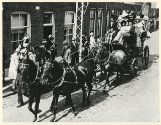 1982-306 Een historische optocht trekt tijdens de viering van het duizendjarig bestaan van Overschie richting Rotterdam.