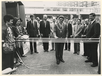 1982-3116 Burgemeester Peper knipt een lint door op het Weena in het bijzijn van Anton Geeskink (rechts) tijdens de ...