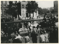 1982-315 Een historische optocht trekt tijdens de viering van het duizendjarig bestaan van Overschie over de Schiekade.