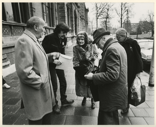 1982-321 Mevrouw C. Wertheim (midden) arriveert bij het Gerechtsgebouw op de Noordsingel voor haar proces.