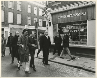 1982-336 Prins Claus bezoekt het Oude Westen in de Gouvernestraat en in de Gaffeldwarsstraat.