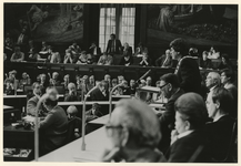 1982-344 De raadszaal tijdens de installatie van burgemeester Bram Peper, waar de nieuwe burgemeester een rede voert.