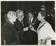 1982-345 Het echtpaar Thomassen in gesprek met het echtpaar Peper tijdens de receptie tijdens de installatie van ...