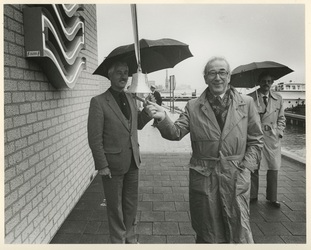 1982-4501 Wethouder Van der Pols verricht de openingshandeling voor de opening van de afdeling Drinkwatervoorziening ...