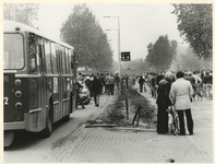 1983-1284 Blokkade op de Waalhavenweg tijdens een actie van werknemers voor het behoud van werk bij de Rotterdamsche ...