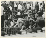 1983-1321 Bezoekers rondom het Feyenoordstadion waar het concert van Rod Stewart plaatsvond.