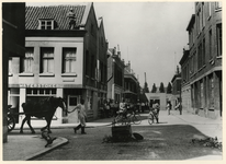 1983-1345 De militaire politie in actie op het kruispunt van de Rubroekstraat en de 2e Crooswijksedwarsstraat in ...