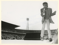 1983-1349 Rod Stewart in het Feyenoord Stadion.