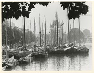 1983-2864 Diverse rond- en platbodems in de Oude Haven tijdens de historische zeildag.