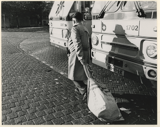 1983-3968 Ambtenaren van het Staatsbedrijf der Posterijen, Telegrafie en Telefonie (PPT) staken. Een Rotterdammer heeft ...