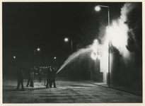 1983-688 De brandweer is aanwezig om de brand in het winkelcentrum Ommoord te blussen.