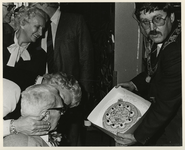 1983-693-1 Burgemeester Peper biedt de jarige heer D.J. van der Kooij een taart aan en feliciteert hem met zijn ...
