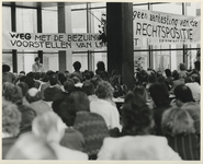 1983-714 Protest tegen bezuinigingen op Stadsvernieuwing en Volkshuisvesting. Wethouder Vermeulen spreekt op een ...