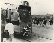 1984-25 De opening van tramlijn 2 naar de Beverwaard. De versierde tram op weg naar de nieuwe bestemming.