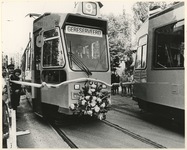1984-26 De opening van tramlijn 2 naar de Beverwaard. De versierde tram op weg naar de nieuwe bestemming.