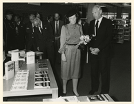 1984-41 Koningin Beatrix met de heer P.J.T. Schoots, directeur van de Gemeentebibliotheek, verrichten de opening van de ...