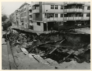1984-472 De waterleiding op de Eendrachtsweg is gesprongen vanwege een storing in de pomp.