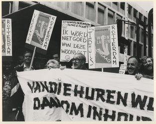 1984-486 Rotterdamse delegatie onder leiding van wethouder Van der Pols bij De Doelen om naar Den Haag te vertrekken ...