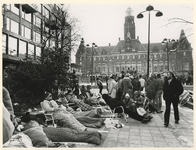 1985-1427 Elfstedenrijders bivakkeren op het Stadhuisplein om zich vanaf tien uur te kunnen inschrijven.
