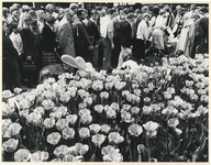 1985-1724 Publiek loopt langs een tulpenveld op de Lijnbaan.