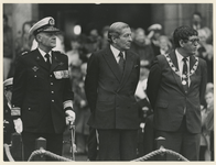 1986-1708 (Van links naar rechts) generaal-majoor T. Rudolphie, prins Claus en burgemeester Peper slaan het defilé gade ...