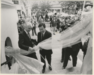 1986-2148 Minister Brinkman en directeur A.M. Meijer (links) knippen de strik door van het feestelijk versierde ...