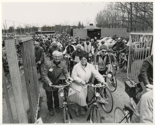 1986-647 Een groep fietsers bij het terrein van de Spartaan aan de Oldegaarde tijdens de de negende Fietsvierdaags.