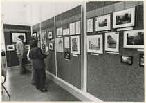 1986-900 Publiek in het Wijkmuseum aan de Pijnackerstraat 6b tijdens de tentoonstelling 'Het Oude Noorden vóór 1940'.