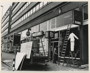 1987-1534 In de nacht van 18 op 19 mei 1987 richten krakers vernielingen aan in een gebouw van de AMRO Bank aan het ...