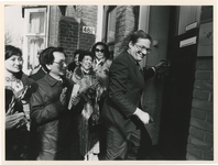 1987-2308 Minister doctorandus W. Deetman van Onderwijs opent aan de Mathenesserlaan een trefcentrum voor Chinezen.