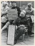 1987-2315 Uitgedost als bedelaars protesteren kaderleden van het FNV tegen de kortingen voor uitkeringsgerechtigden en ...