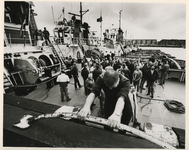 1987-2358 Bemanningsleden van de sleepboten van Smit-Tak komen bijeen nadat zij onder protest de sleepboten van Adriaan ...
