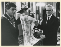 1987-2380 Burgemeester Bram Peper overhandigt de oorkonde die behoort bij de Johan van Oldebarneveltpenning aan ...