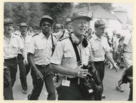 1987-2382 Commissaris Blaauw wandelt temidden van zijn manschappen vrolijk de vierdaagse van Nijmegen.