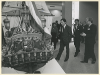 1988-1505 Minister drs. Eelco Brinkman, die het Maritiem Museum Prins Hendrik heeft geopend, bekijkt in gezelschap van ...