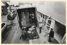 1988-226 De verhuizing van het Ro-theater van HAL 4 naar de Rotterdamse Schouwburg is in volle gang.