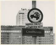 1988-237 Bewoners van Delfshaven hebben aan een lantaarnpaal aan de Coolhaven een alternatief verbodsbod opgehangen uit ...