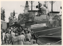 1988-2889 Tien marineschepen liggen aan de Parkkade afgemeerd tijdens de jaarlijkse havendagen.