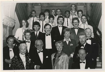 1988-2900 De groep prijswinnaars van het Gouden Hart van de Stad Rotterdam poseert in de hal van het Stadhuis. Van ...