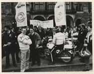 1988-2914 Voor het stadhuis demonstreren politieagenten tegen lage salarissen en het tekort aan personeel.