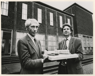 1988-2926 Direkteur Wim Crouwel van Museum Boymans van Beuningen presenteert samen met de architekt Hubert-Jan Henket ...