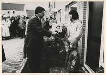 1988-2938 Burgemeester Peper overhandigt Jeanet Sikma en haar zoontje Jeroen een bos bloemen en de sleutel van haar ...