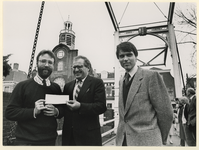 1988-2988 John Bertram van de Dutch American West Indies Company Foundation schenkt organist Geert Bierling een cheque ...