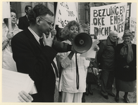 1988-2989 Wethouder Henderson luistert voor het stadhuis naar de protesten van het personeel van het Bergwegziekenhuis, ...