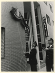 1988-2999 Korpschef J.C. van Dorp opent officieel het wijkpolitiebureau aan de Duivenvoordestraat.