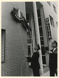 1988-2999 Korpschef J.C. van Dorp opent officieel het wijkpolitiebureau aan de Duivenvoordestraat.