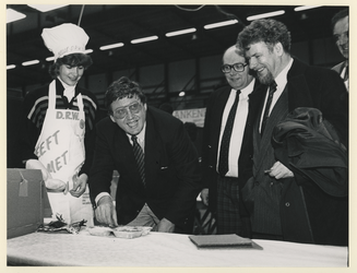 1988-844 Burgemeester Peper proeft in de Energiehal van een maaltijd bestemd voor bewoners van de wijken Middelland en ...