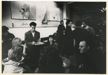 1988-859 Te midden van gasten neemt een een ober de bestelling op in het nieuwe grand café Loos aan het Westplein nr. ...